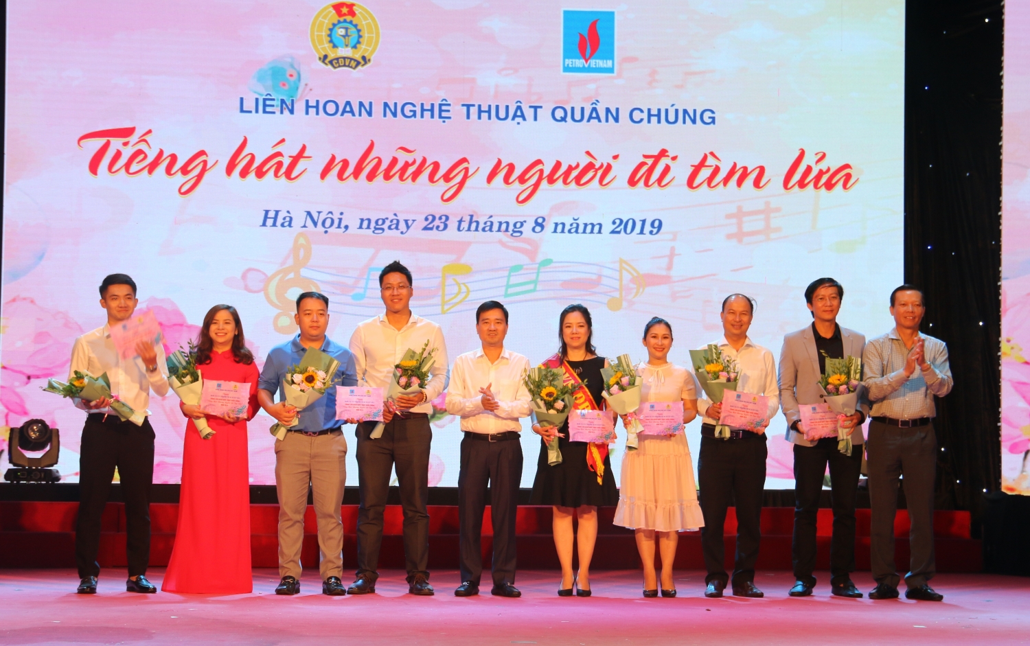 co quan tap doan gianh giai nghe thuat dac biet xuat sac tai lien hoan tieng hat nhung nguoi di tim lua khu vuc phia bac