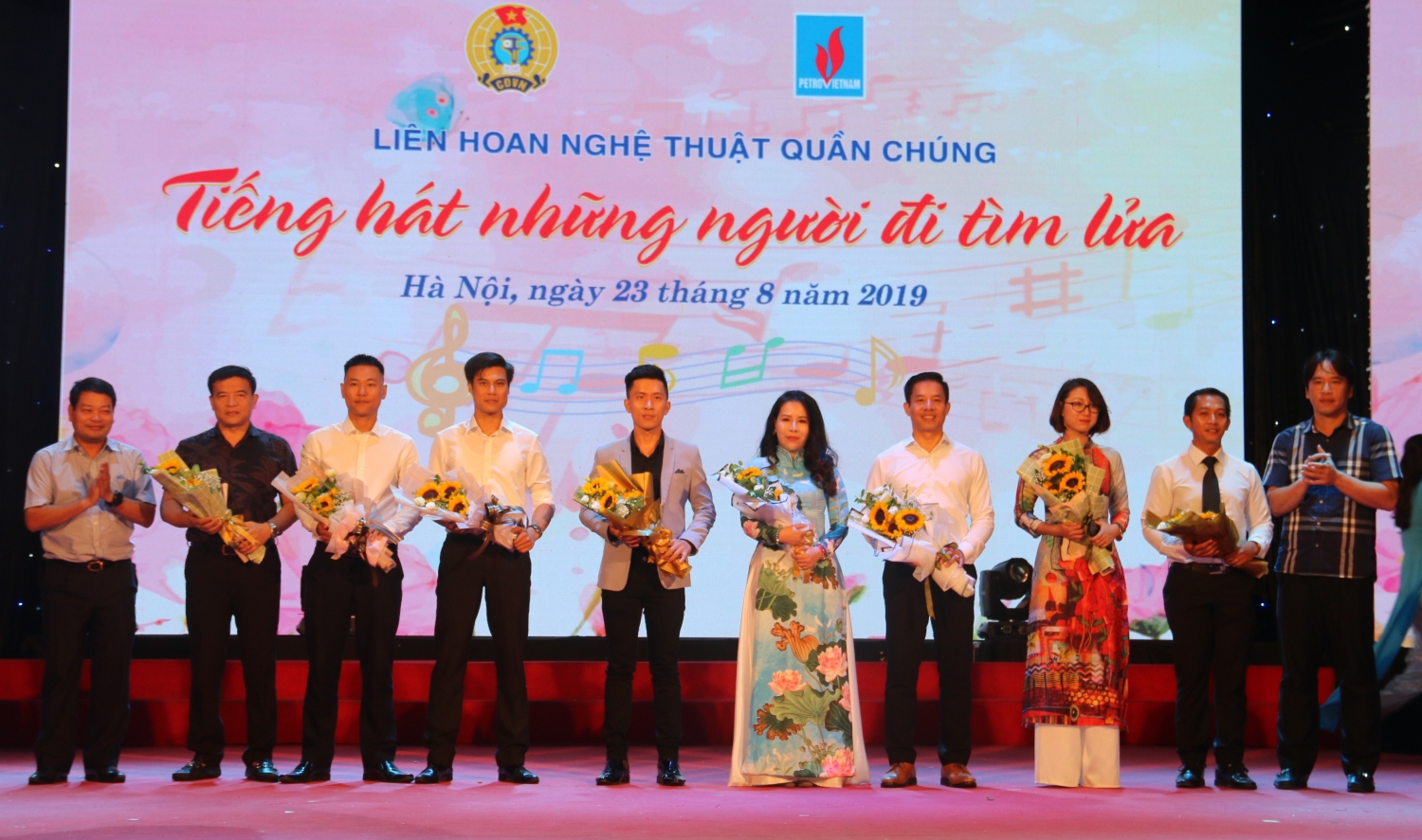 co quan tap doan gianh giai nghe thuat dac biet xuat sac tai lien hoan tieng hat nhung nguoi di tim lua khu vuc phia bac