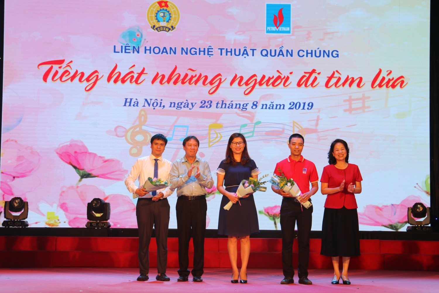 co quan tap doan gianh giai nghe thuat dac biet xuat sac tai lien hoan tieng hat nhung nguoi di tim lua khu vuc phia bac