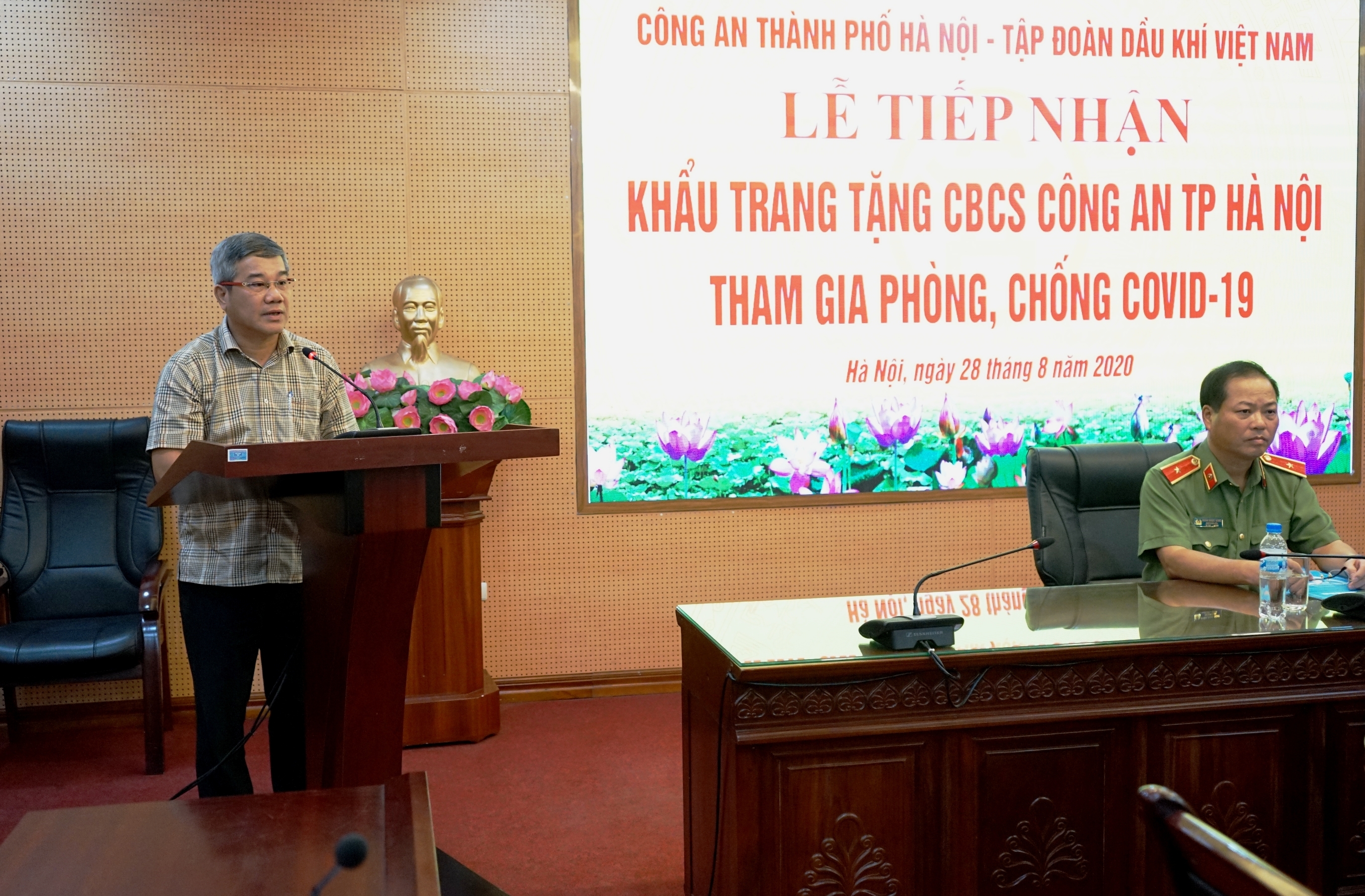 pvn trao tang vat tu y te ung ho can bo chien si cong an tp ha noi phong chong dich covid 19
