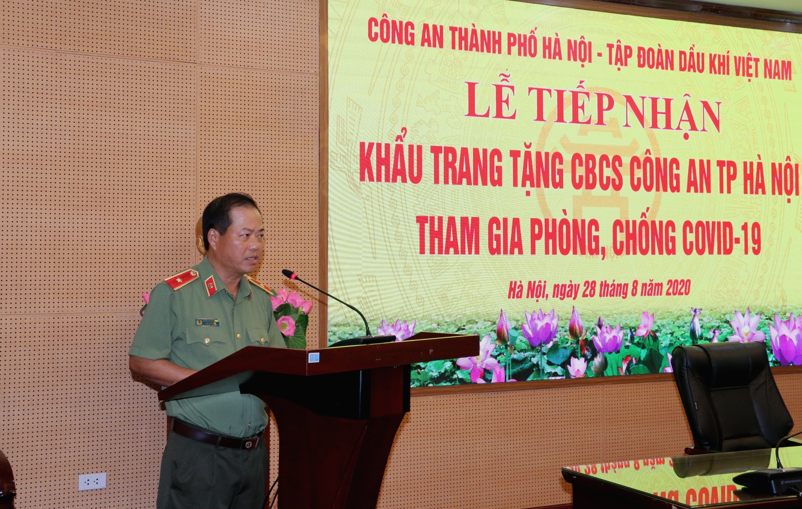 pvn trao tang vat tu y te ung ho can bo chien si cong an tp ha noi phong chong dich covid 19
