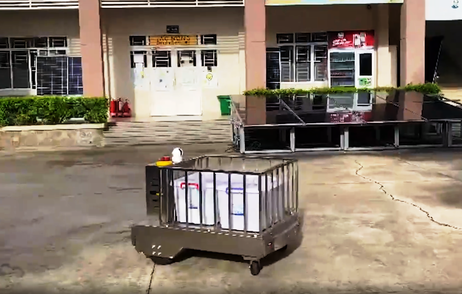 Sinh viên chế tạo robot vận chuyển nhu yếu phẩm trong khu cách ly