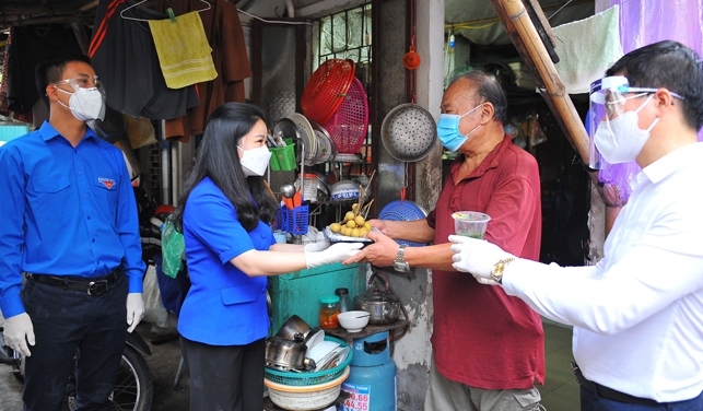 Hà Nội: Trao tặng suất ăn nghĩa tình tới người khó khăn bởi dịch bệnh Covid-19