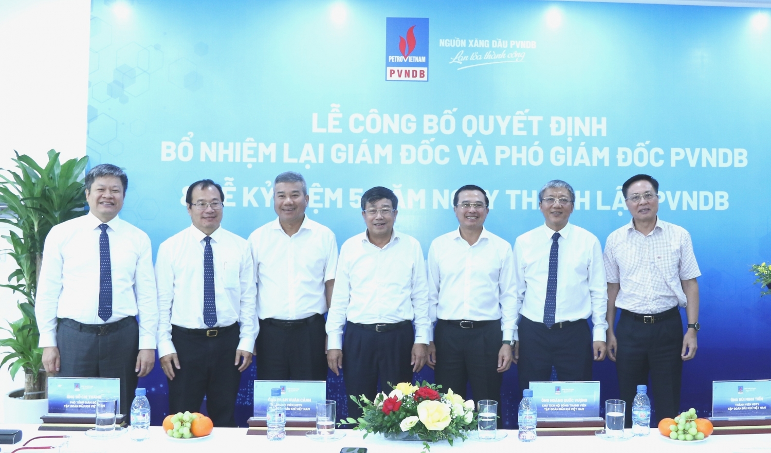 Lãnh đạo Petrovietnam chụp ảnh lưu niệm với tập thể lãnh đạo PVNDB