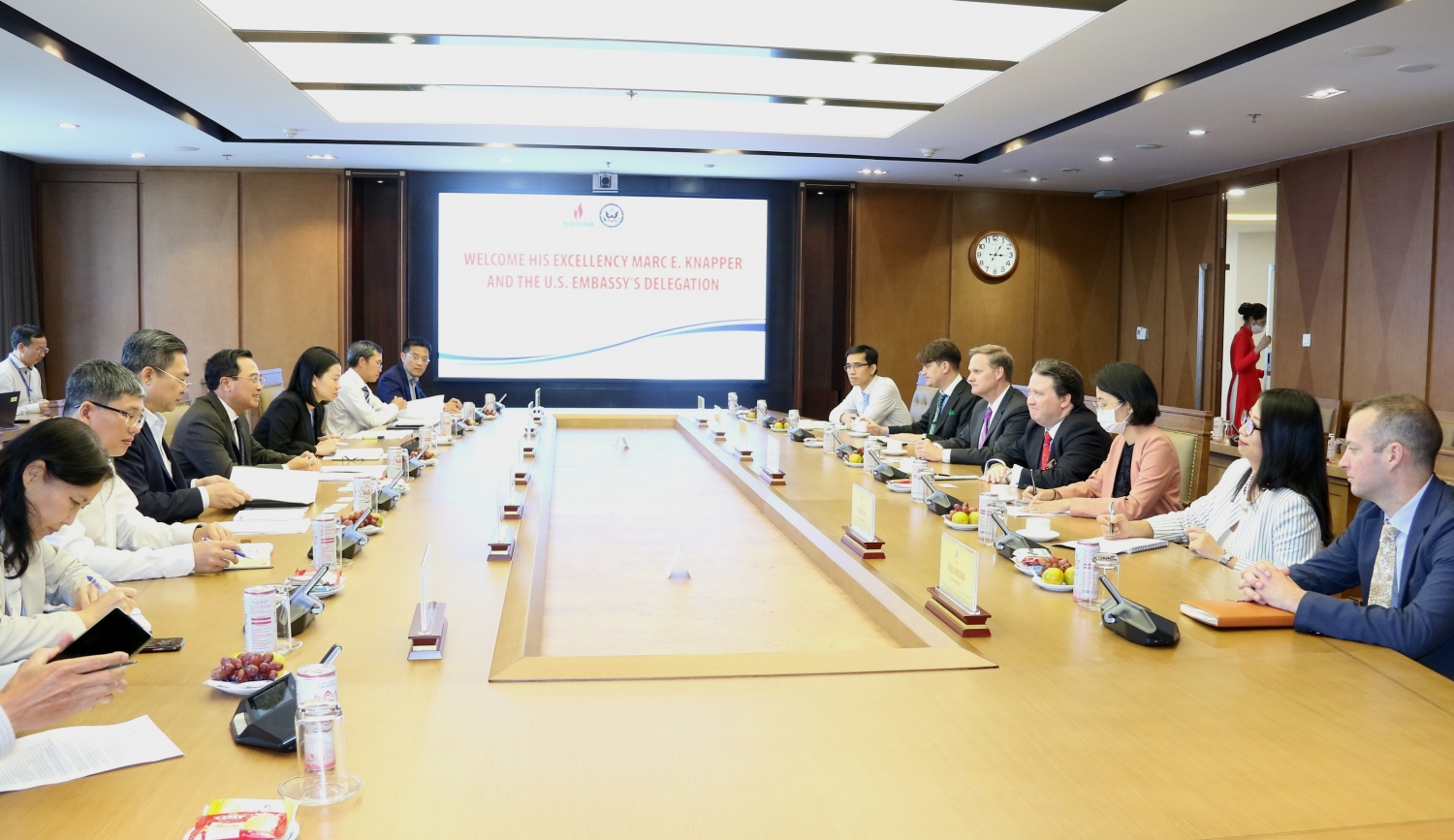 Nâng tầm quan hệ ngoại giao, mở rộng cơ hội ra với thế giới Nâng tầm quan hệ ngoại giao, mở rộng cơ hội ra với thế giới
