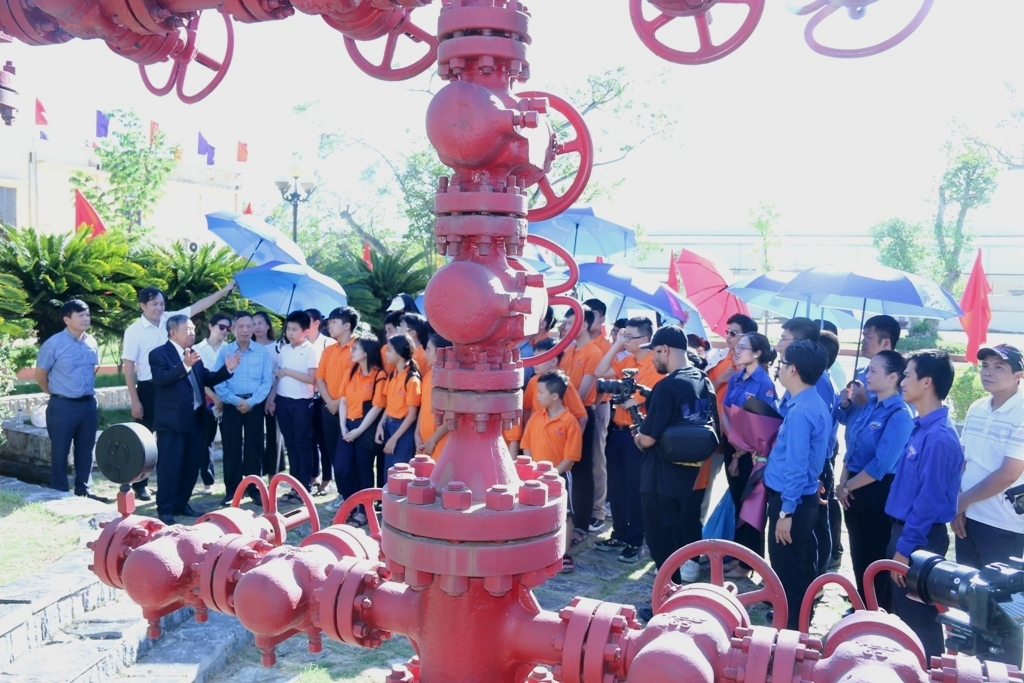 Tuyên dương, khen thưởng con CBCNV đạt thành tích cao trong kỳ thi học sinh giỏi quốc gia, quốc tế năm học 2021 - 2022