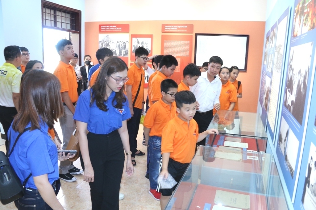 Tuyên dương, khen thưởng con CBCNV đạt thành tích cao trong kỳ thi học sinh giỏi quốc gia, quốc tế năm học 2021 - 2022