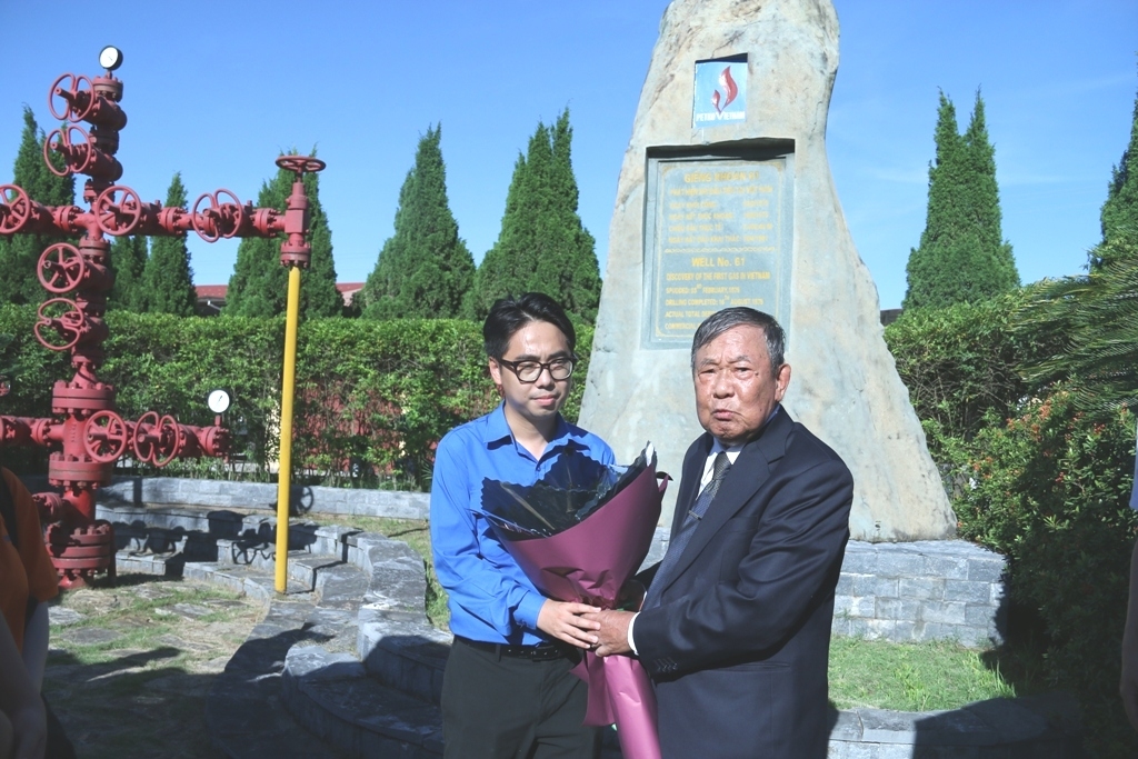 Tuyên dương, khen thưởng con CBCNV đạt thành tích cao trong kỳ thi học sinh giỏi quốc gia, quốc tế năm học 2021 - 2022