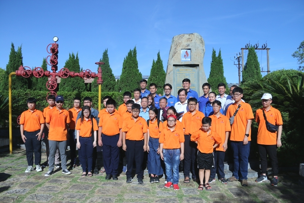 Tuyên dương, khen thưởng con CBCNV đạt thành tích cao trong kỳ thi học sinh giỏi quốc gia, quốc tế năm học 2021 - 2022