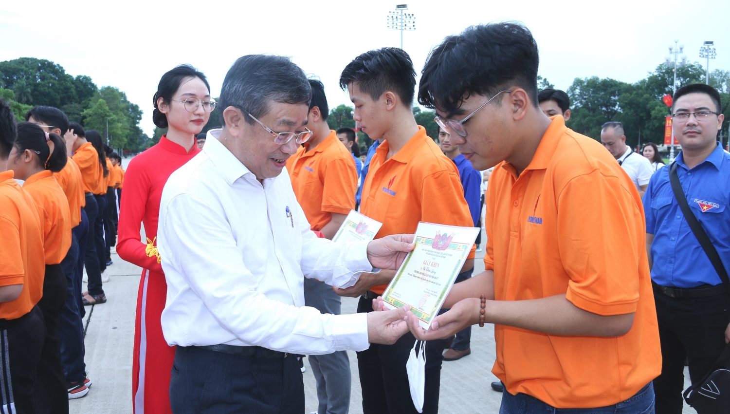 Tuyên dương, khen thưởng con CBCNV đạt thành tích cao trong kỳ thi học sinh giỏi quốc gia, quốc tế năm học 2021 - 2022
