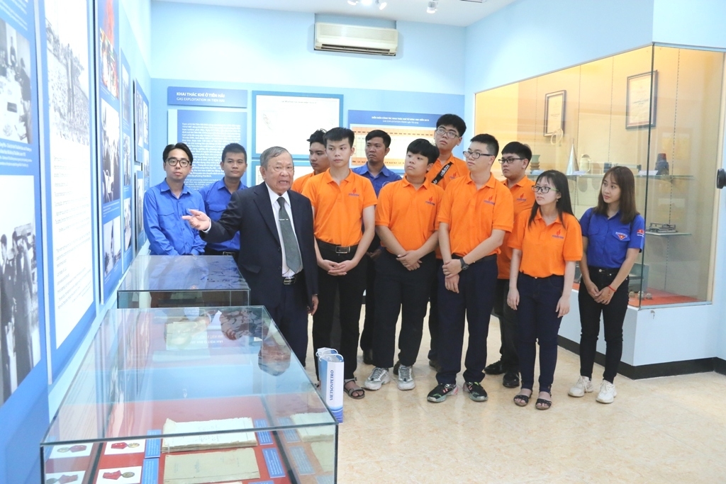 Tuyên dương, khen thưởng con CBCNV đạt thành tích cao trong kỳ thi học sinh giỏi quốc gia, quốc tế năm học 2021 - 2022