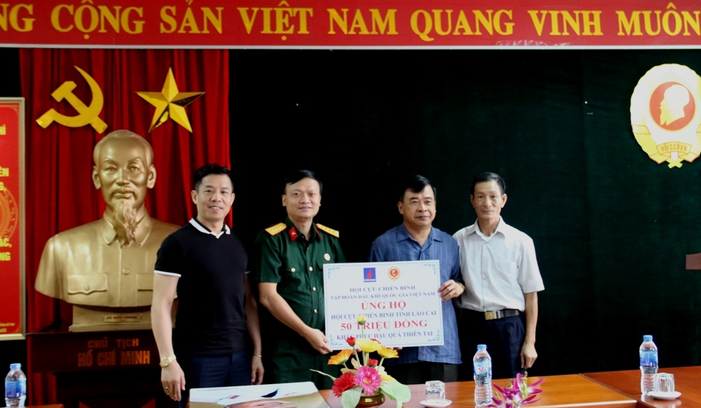 hoi ccb tap doan chia se kho khan voi dong bao vung nui phia bac