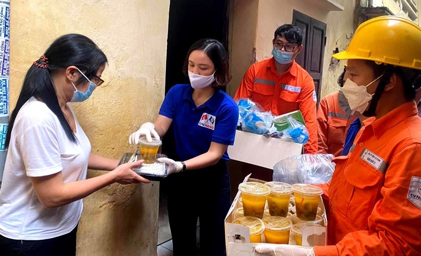 Trao 20.500 suất cơm nghĩa tình “Tấm lòng EVN miền Bắc”