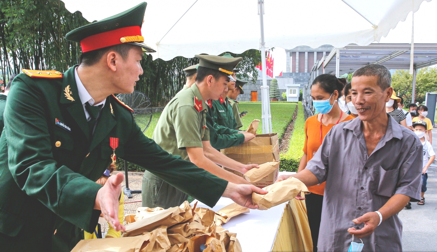Hà Nội tặng quà du khách thăm Lăng Bác trong ngày 2/9