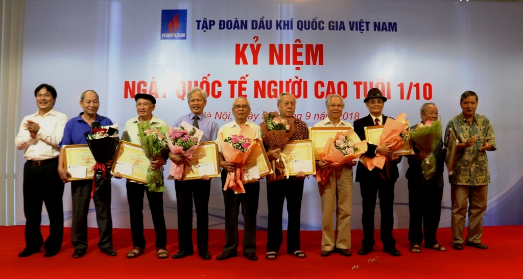 pvn gap mat can bo huu tri nhan ngay quoc te nguoi cao tuoi