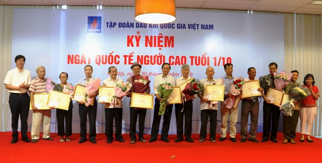 pvn gap mat can bo huu tri nhan ngay quoc te nguoi cao tuoi