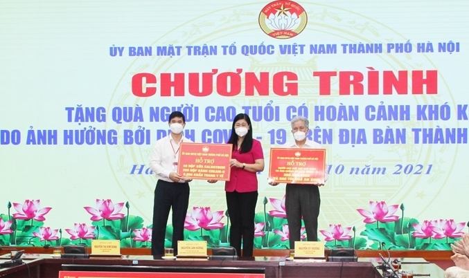 Hà Nội: Tặng 600 suất quà hỗ trợ người cao tuổi gặp khó khăn bởi dịch Covid-19