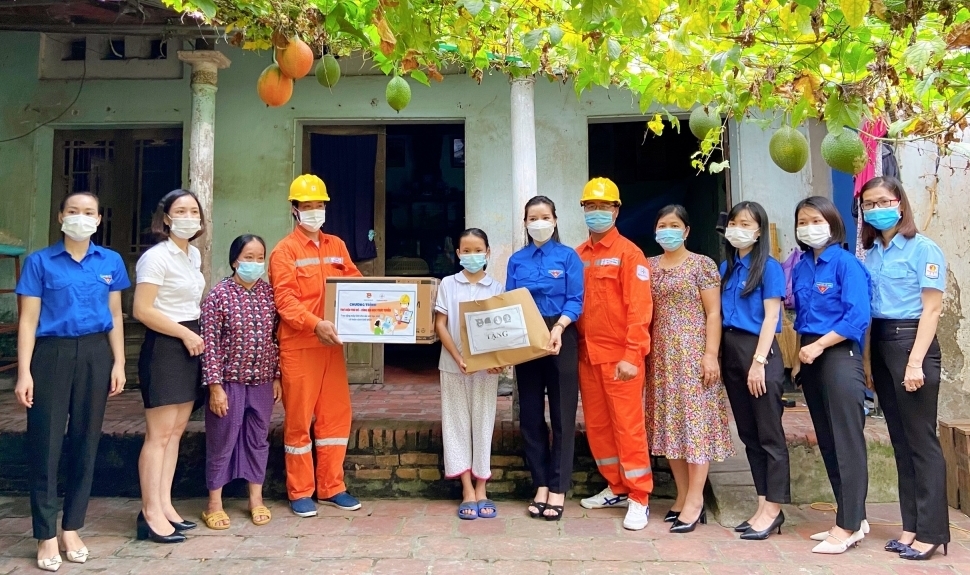 EVNHANOI tặng thiết bị học tập cho học sinh, sinh viên có hoàn cảnh khó khăn