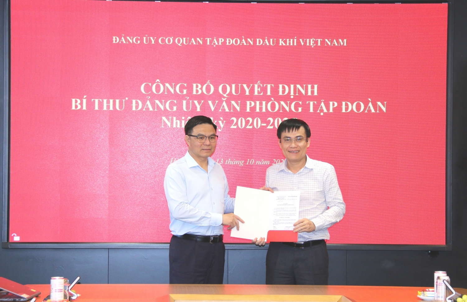 Trao quyết định Bí thư Đảng ủy Văn phòng Tập đoàn Dầu khí Việt Nam nhiệm kỳ 2020-2025