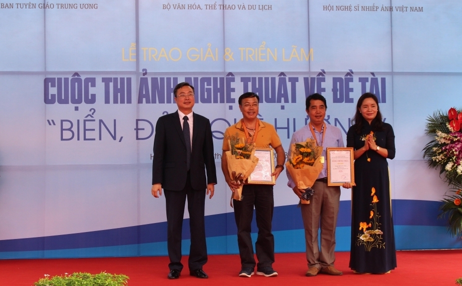 trung bay cac tac pham anh nghe thuat bien dao que huong
