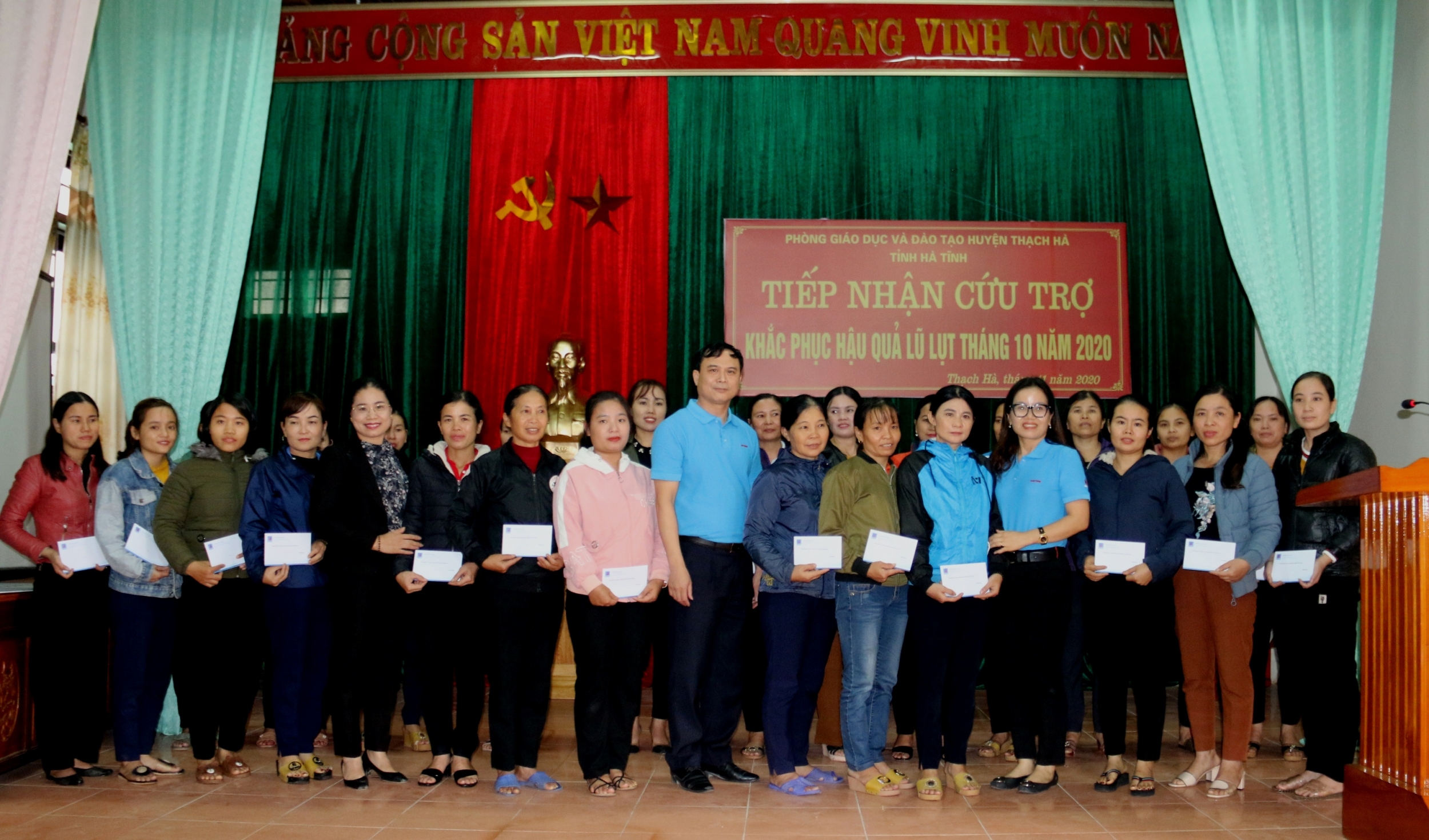 Công đoàn Cơ quan Tập đoàn thăm, tặng quà giáo viên vùng lũ tỉnh Hà Tĩnh