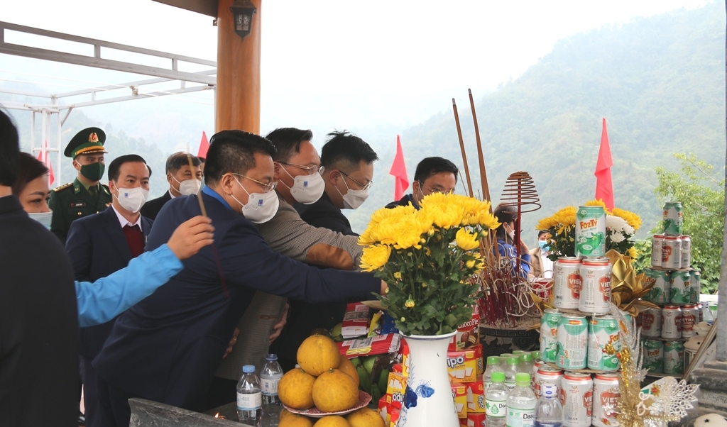 Tập đoàn Dầu khí Việt Nam tham gia hành trình về nguồn tại Hà Giang Tập đoàn Dầu khí Việt Nam tham gia hành trình về nguồn tại Hà Giang