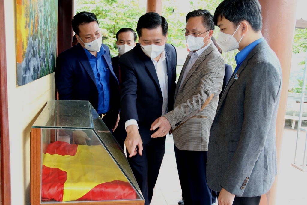 Tập đoàn Dầu khí Việt Nam tham gia hành trình về nguồn tại Hà Giang Tập đoàn Dầu khí Việt Nam tham gia hành trình về nguồn tại Hà Giang