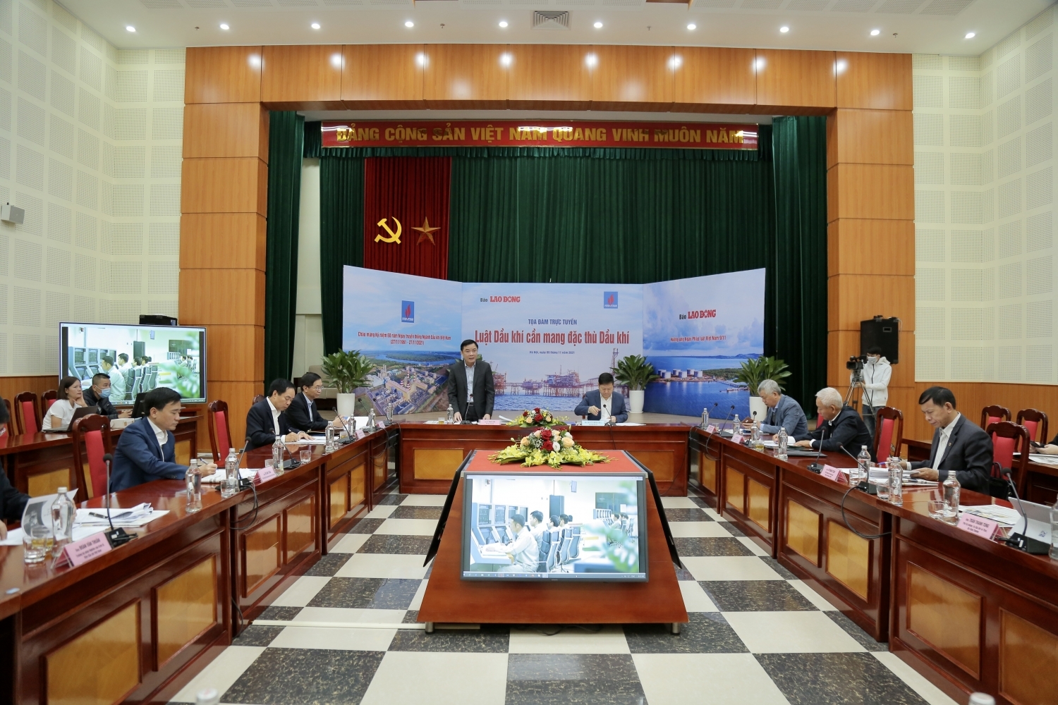 Toàn cảnh Tọa đàm Luật Dầu khí cần mang đặc thù Dầu khí do Báo Lao động tổ chức tháng 11-2021