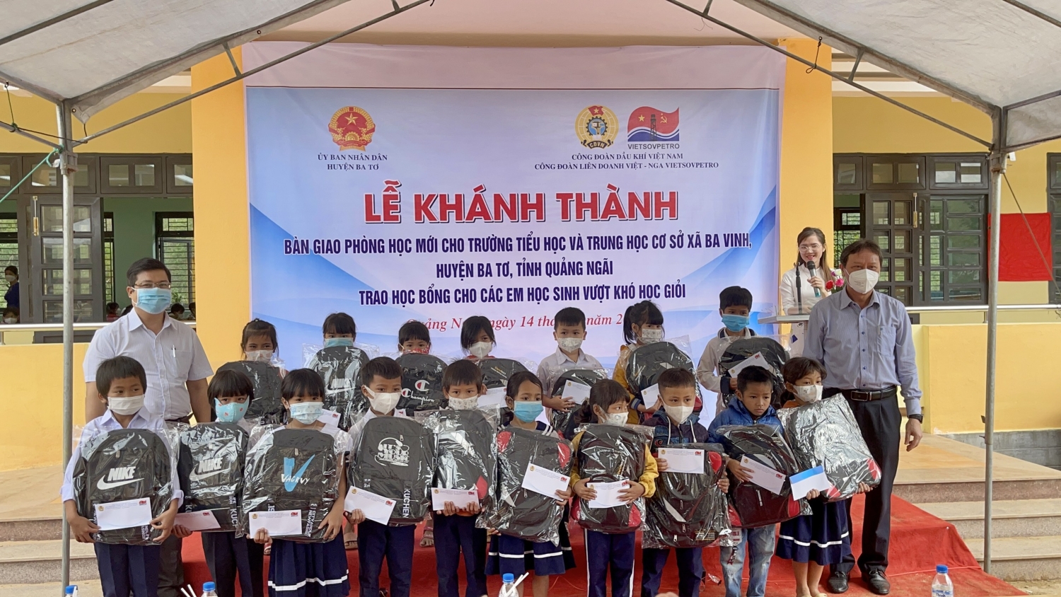 Công đoàn Vietsovpetro trao 100 suất học bổng cho các em học sinh H’Re
