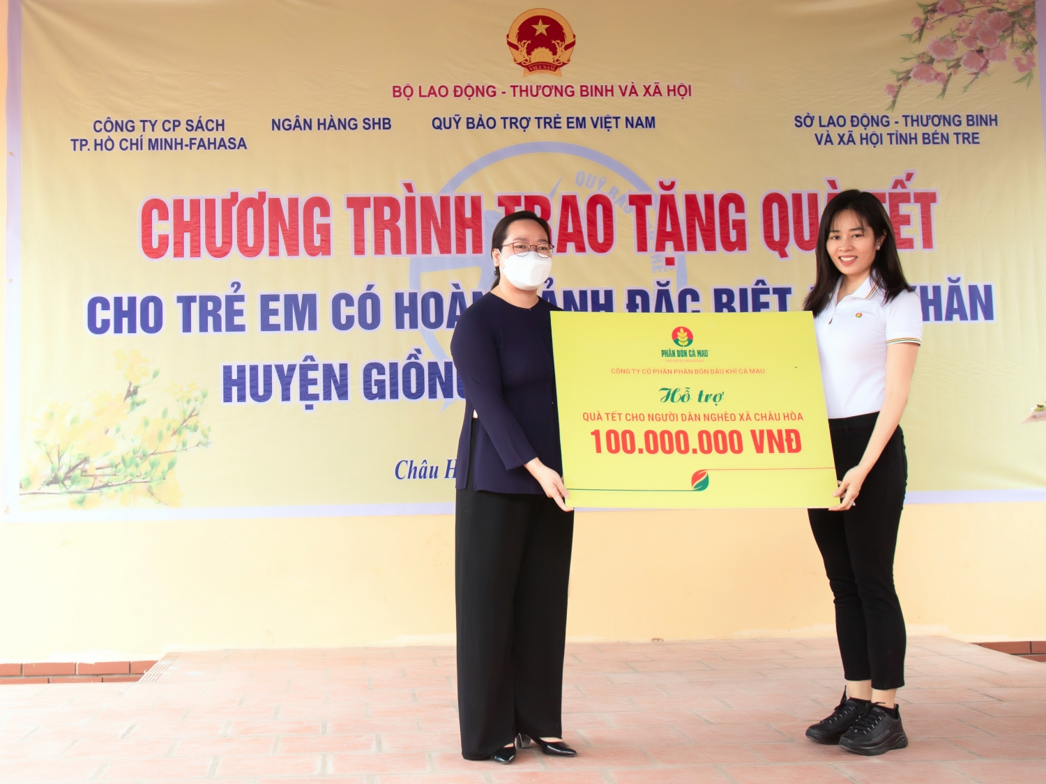 Phân bón Cà Mau mang Xuân sớm đến bà con Bến Tre