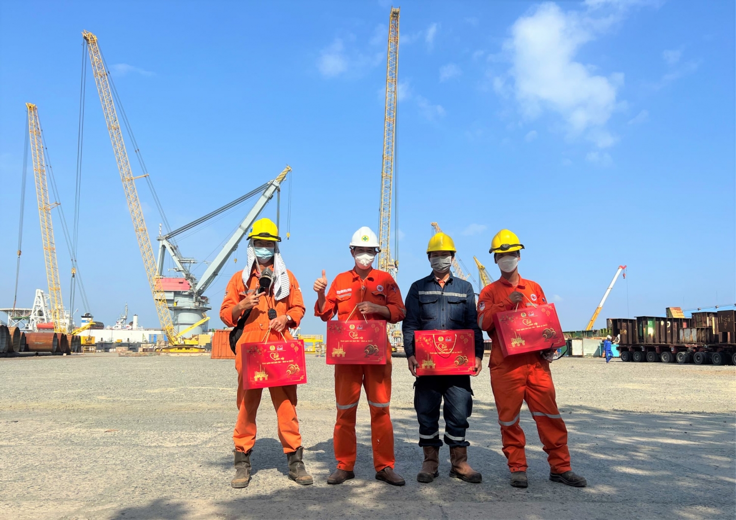 Trao quà cho người lao động tại khu vực Cảng Vietsovpetro