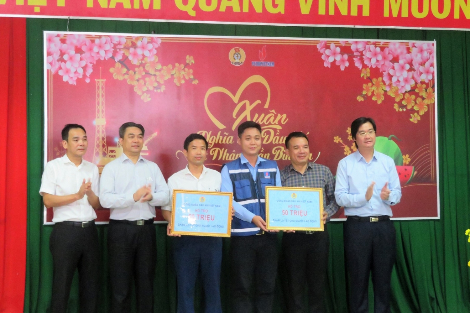 Lãnh đạo Petrovietnam làm việc, động viên, chúc Tết người lao động tại công trường NMNĐ Long Phú 1