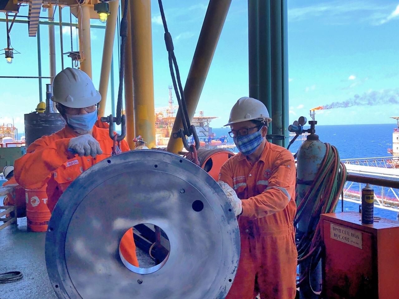 Người lao động Dầu khí làm việc trên Giàn nén khí trung tâm (Vietsovpetro)
