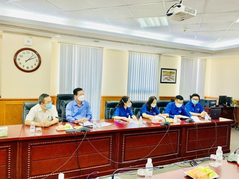 Đ/c Lê Minh – Bí thư chi đoàn TMDV trình bày báo cáo nhiệm kỳ 2020 – 2022