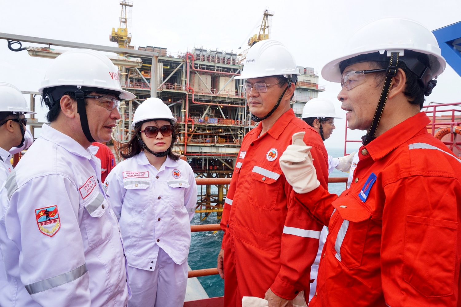 Xí nghiệp Cơ Điện Vietsovpetro thực hiện thành công dịch vụ sửa chữa tuyến cáp điện ngầm