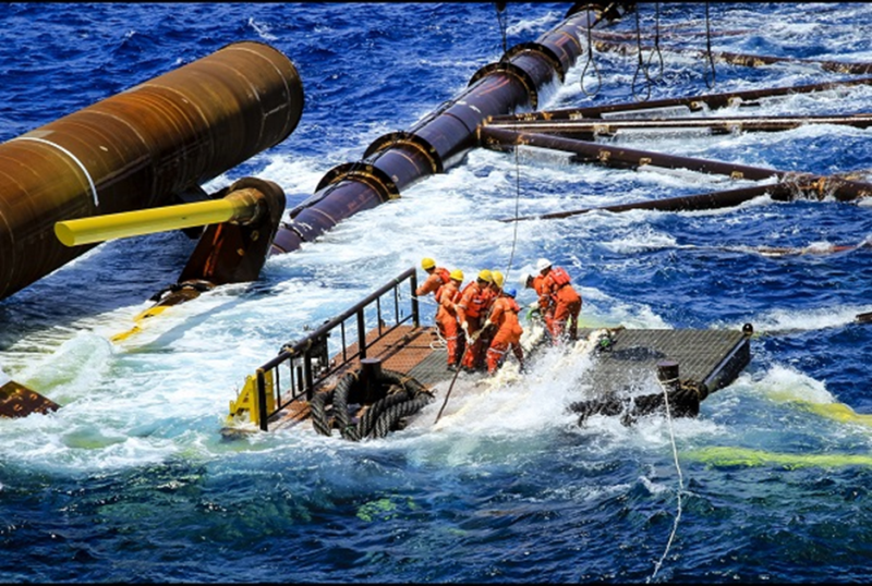 Người lao động Vietsovpetro hạ đặt chân đế giàn khoan
