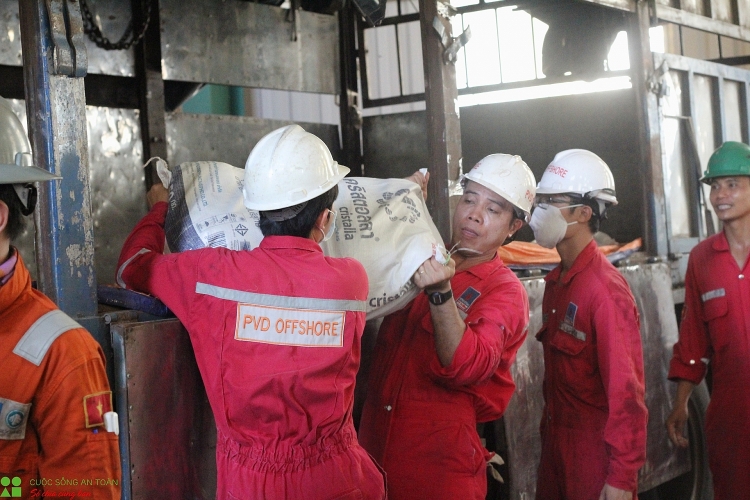 pv drilling cham lo cho nguoi lao dong trong thang cong nhan