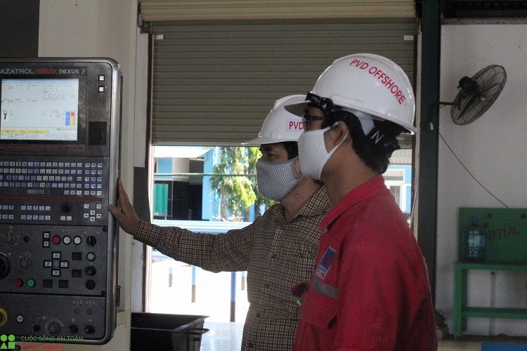 pv drilling cham lo cho nguoi lao dong trong thang cong nhan