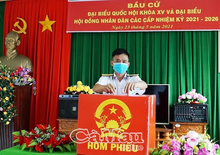 Cử tri bỏ lá phiếu bầu chọn đại biểu Quốc hội khoá XV và đại biểu HĐND các cấp nhiệm kỳ 2021-2026