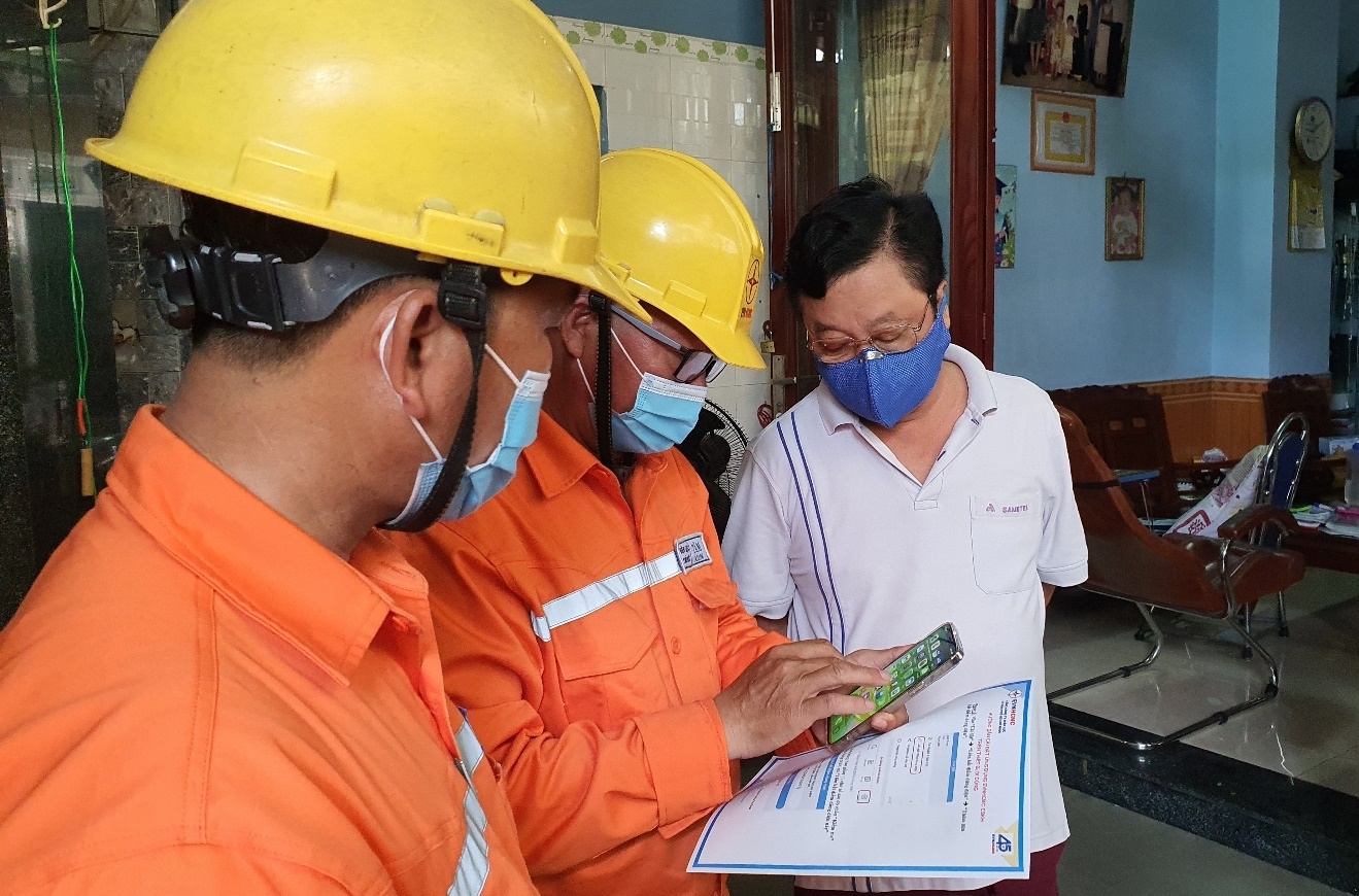 Nhân viên EVNHCMC tư vấn sử dụng điện cho khách hàng.