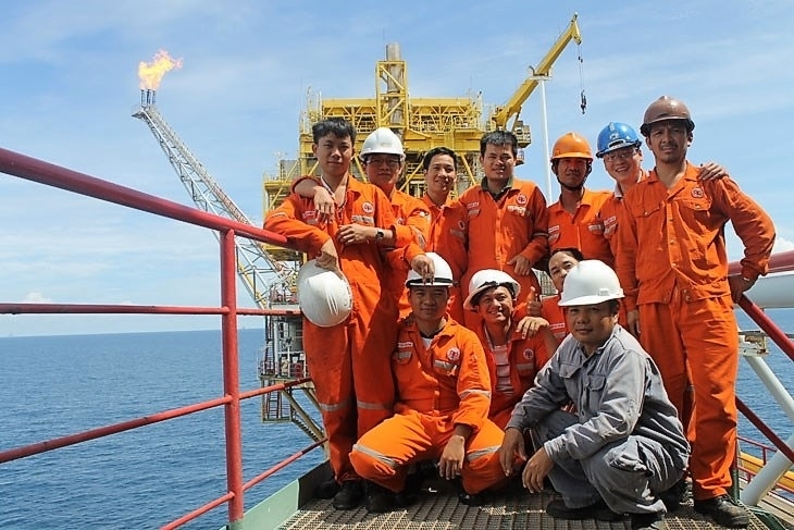 Người lao động Vietsovpetro làm việc trên Giàn nén khí mỏ Rồng.