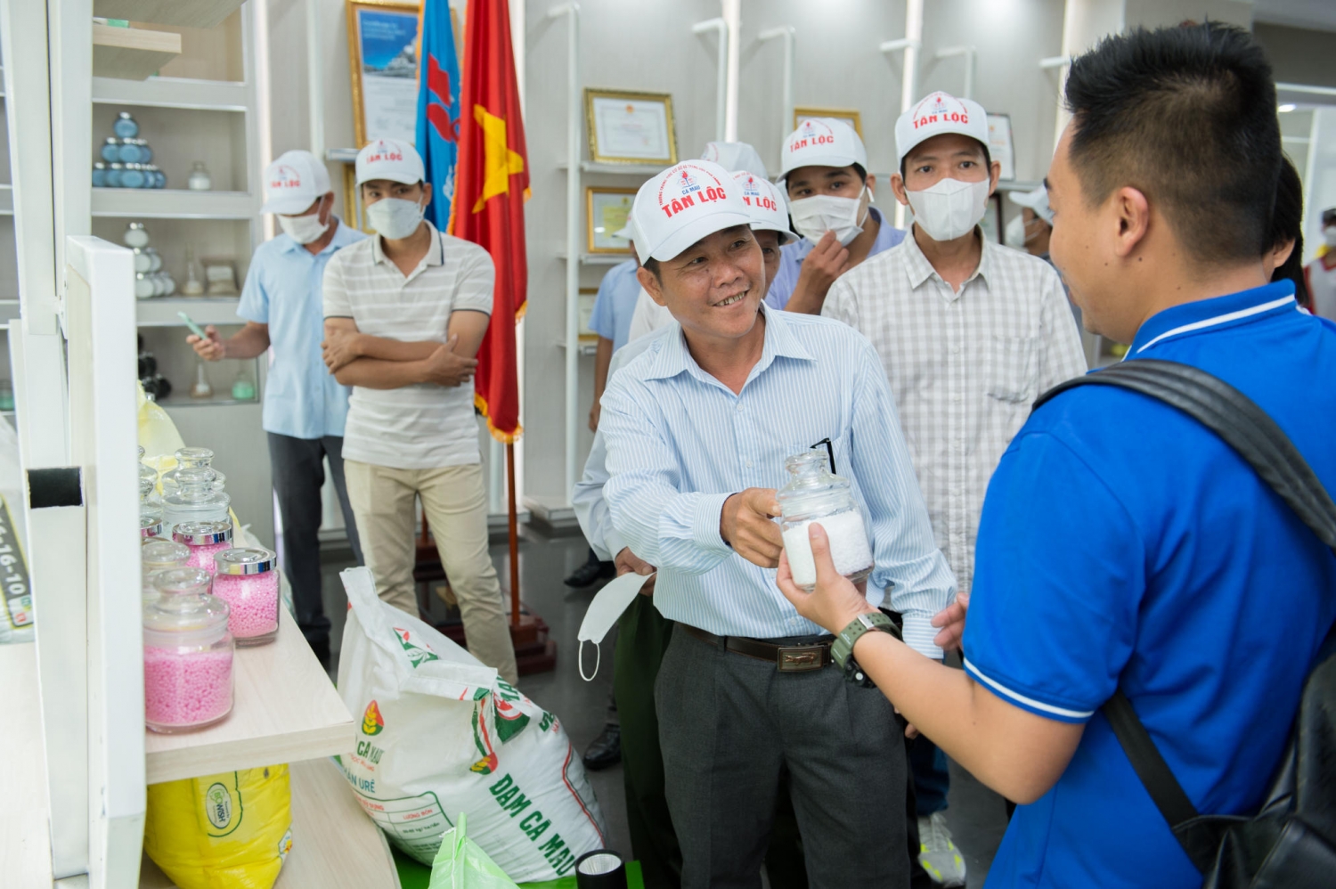 Phân bón Cà Mau tổ chức tham quan, định hướng nghề nghiệp cho học sinh Trường THPT Tân Lộc