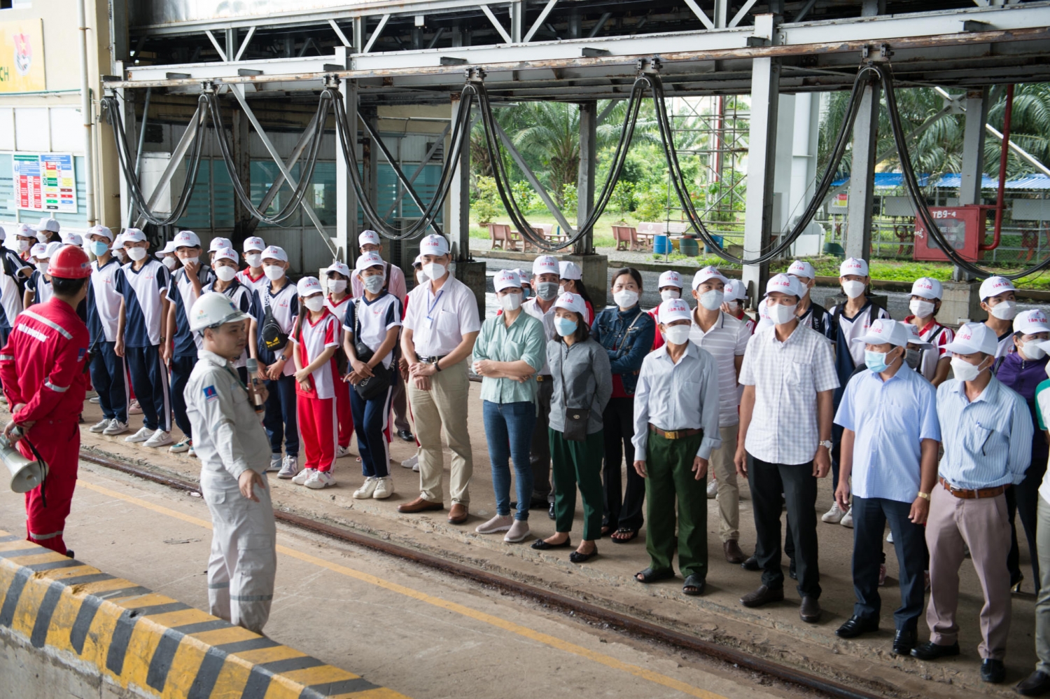 Phân bón Cà Mau tổ chức tham quan, định hướng nghề nghiệp cho học sinh Trường THPT Tân Lộc
