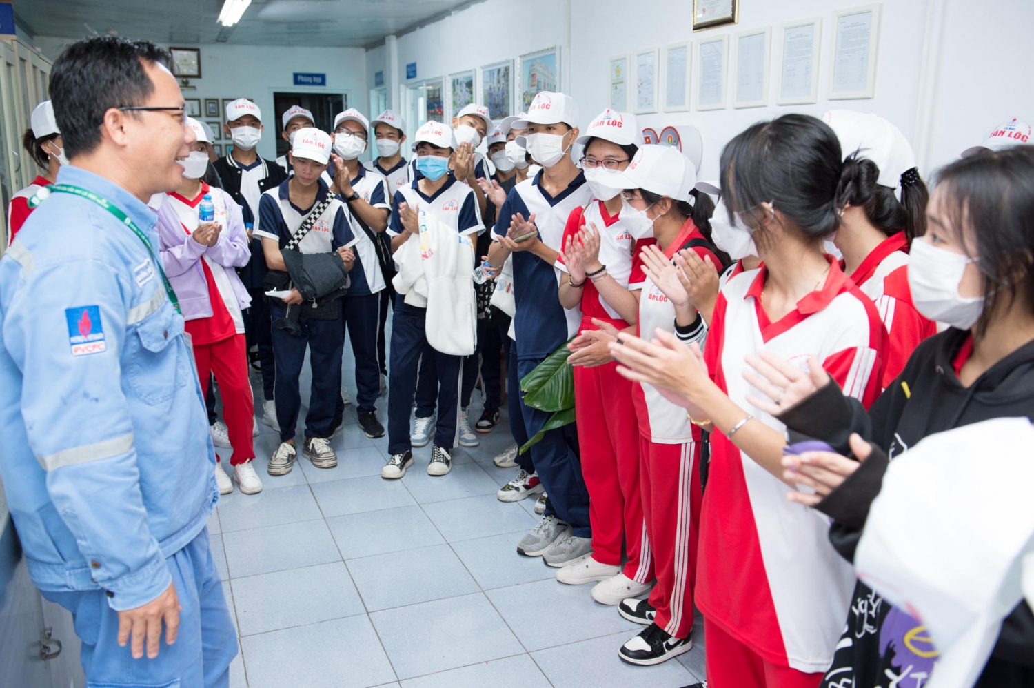 Phân bón Cà Mau tổ chức tham quan, định hướng nghề nghiệp cho học sinh Trường THPT Tân Lộc
