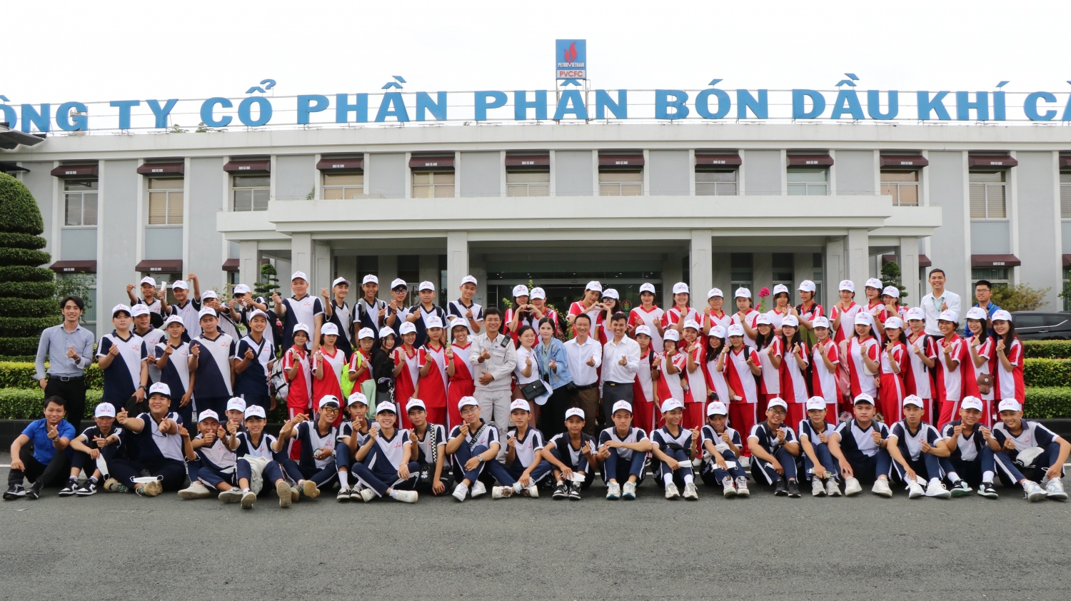 Phân bón Cà Mau tổ chức tham quan, định hướng nghề nghiệp cho học sinh Trường THPT Tân Lộc