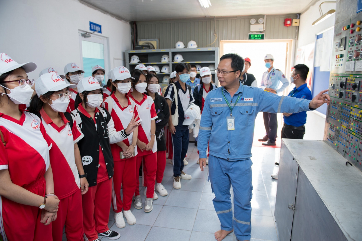 Phân bón Cà Mau tổ chức tham quan, định hướng nghề nghiệp cho học sinh Trường THPT Tân Lộc