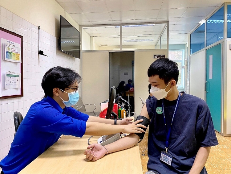 khám sàng lọc trước khi tiêm vắc-xin phòng COVID-19 cho sinh viên
