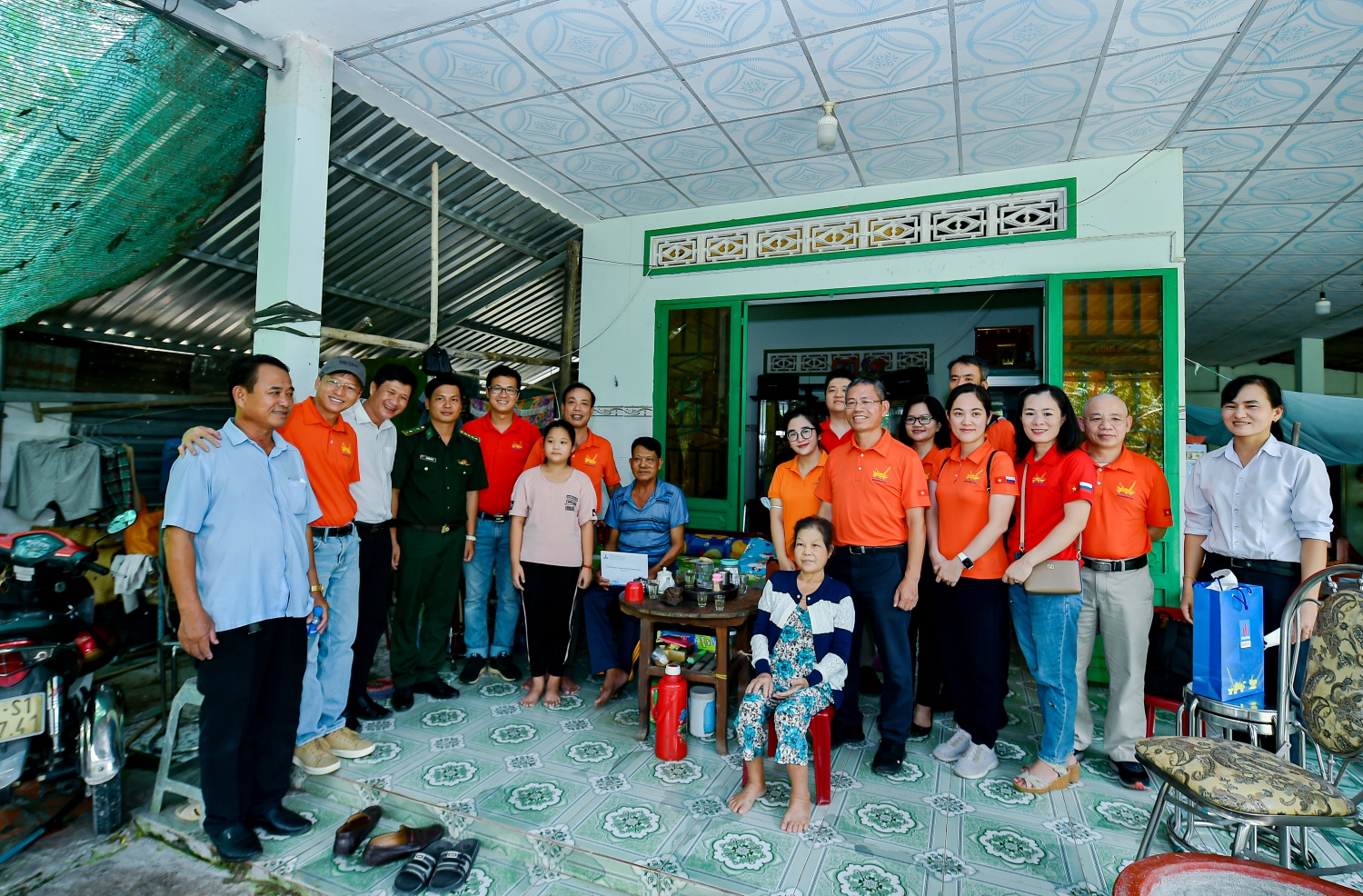 Đảng bộ BIENDONG POC thăm, tặng quà các gia đình chính sách nhân Ngày Thương binh - Liệt sỹ
