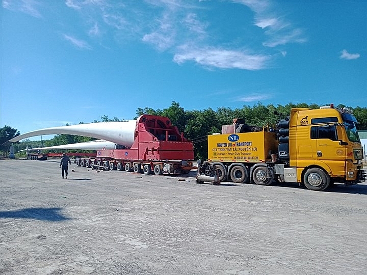 Dàn xe “khủng” vận chuyển 15 bộ tuabin gió để về Nhà máy Cầu Đất lắp đặt trước khi chính quyền yêu cầu tạm dừng để chống dịch.