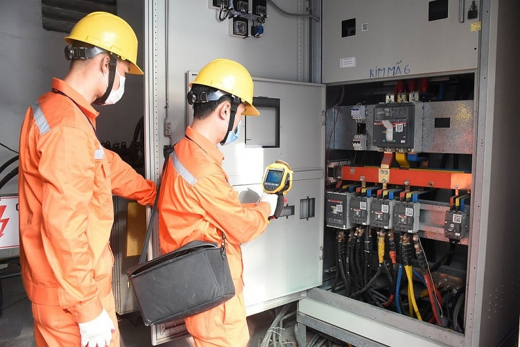 Trước tình hình dịch bệnh diễn ra phức tạp, giảm giá điện cho các hộ dân là quyết sách đúng đắn.